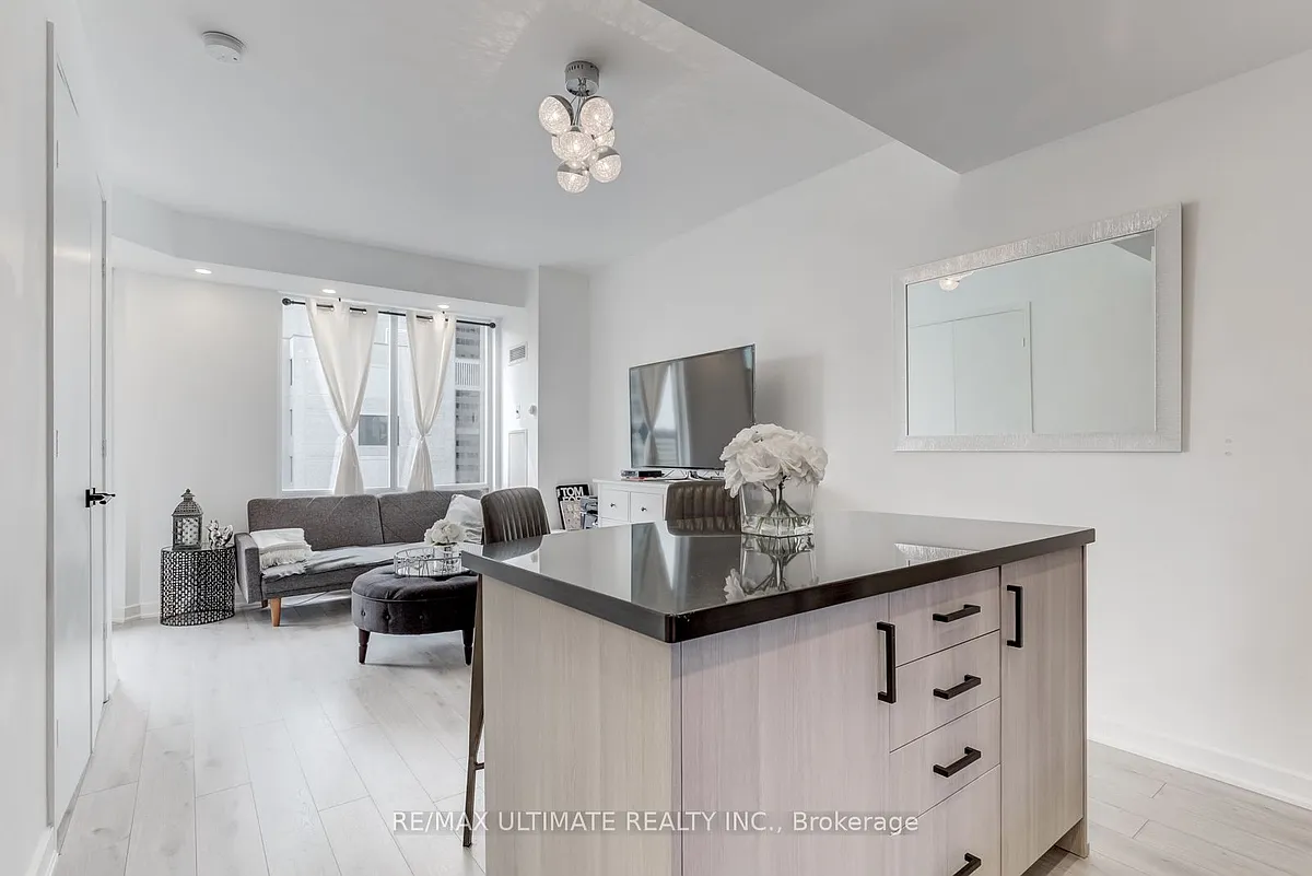 Building Photo - 85 Bloor St E #1814