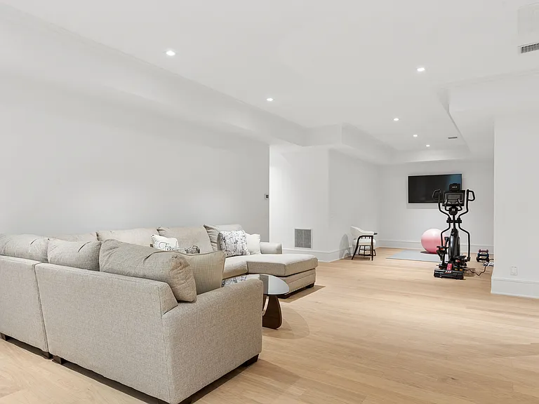 44 Lake Dr — Photo 32