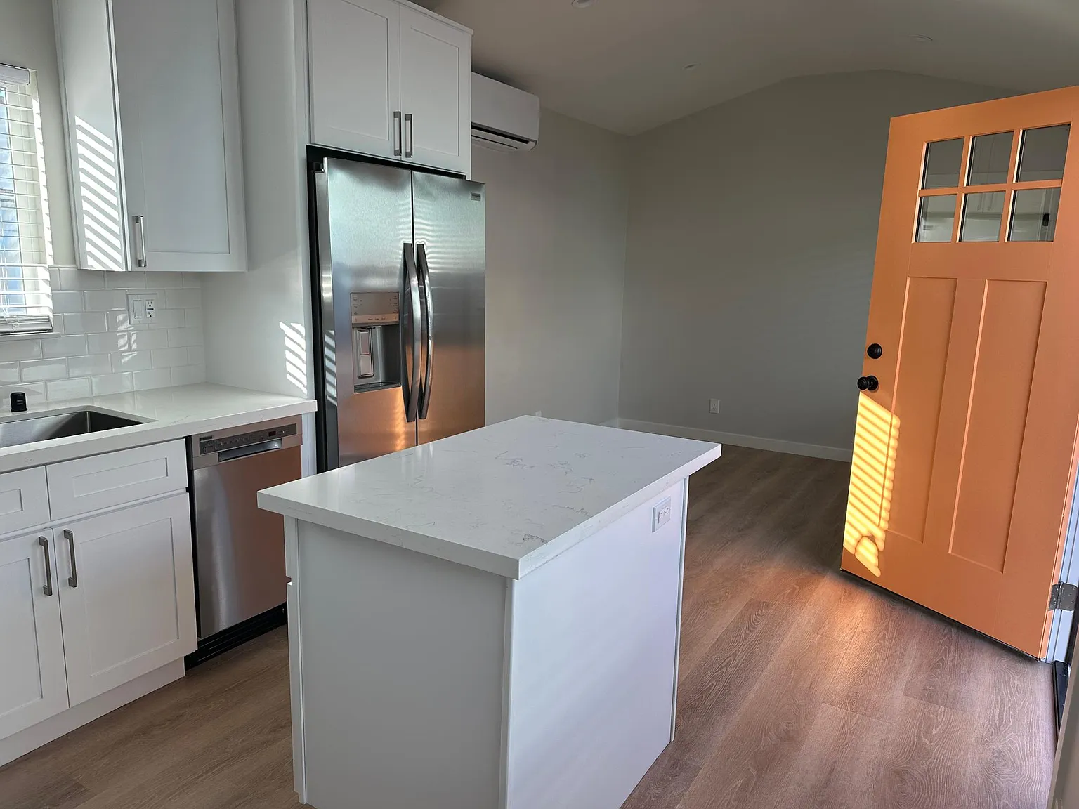 2 bed, 725 sqft, $3,700 — Photo 3