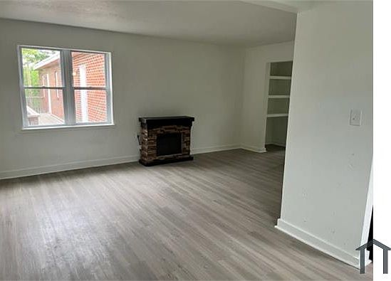 3rd image of 1613 Everett Ave #3