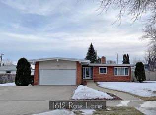 1612 Rose Ln, Williston, ND 58801
