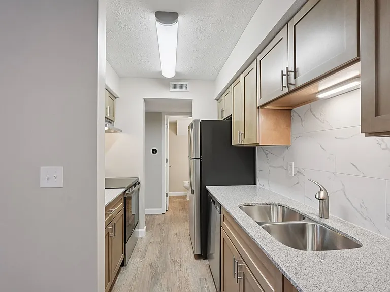 Pier 39 Apartments & Townhomes — Photo 5