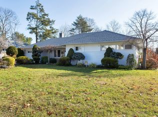 16 Westwood Cir, Roslyn Heights, NY 11577