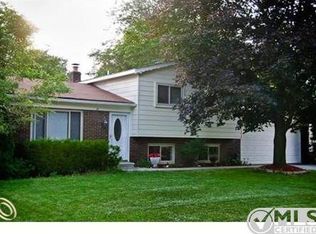 2879 Airport Rd, Waterford, MI 48329