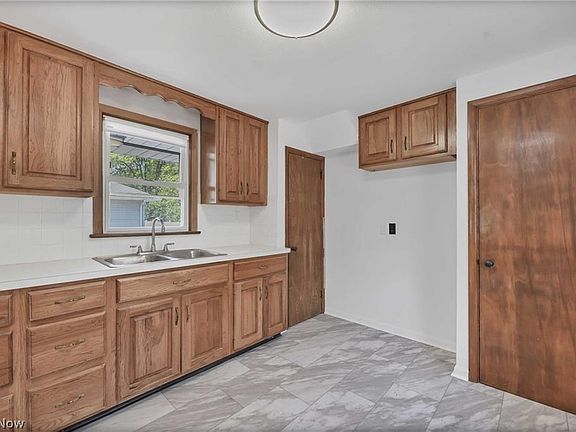 4th image of 25390 Howard Ave
