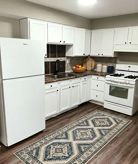 STERLING COURT APARTMENTS — Photo 13