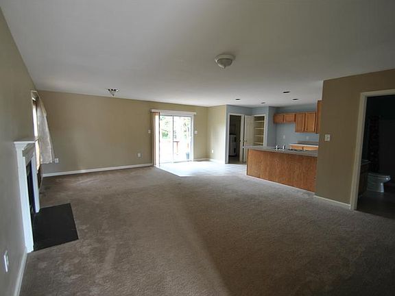 3rd image of 674 E Magnolia Ave