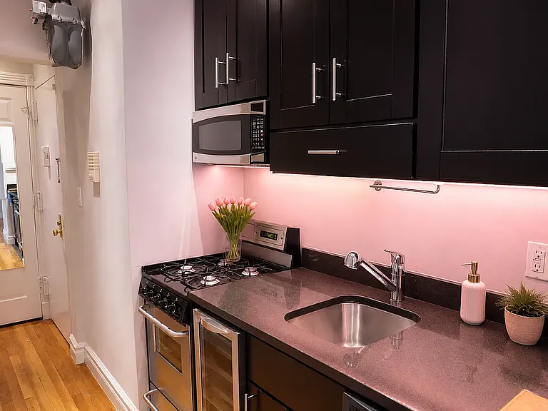 250 Mott St #R-7 — Photo 7