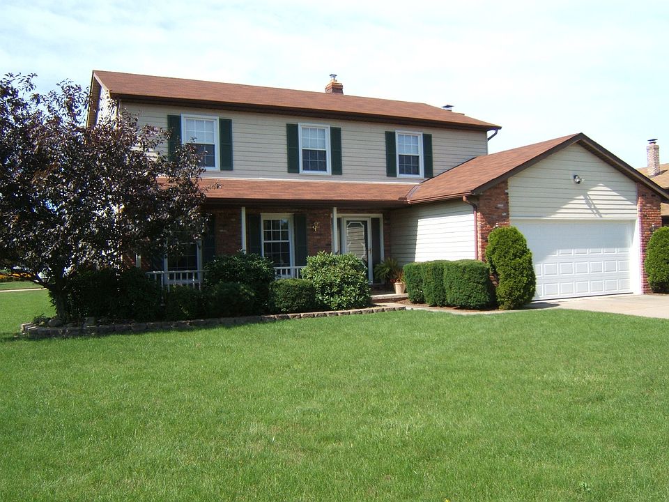 Front Porch, nicely landscaped