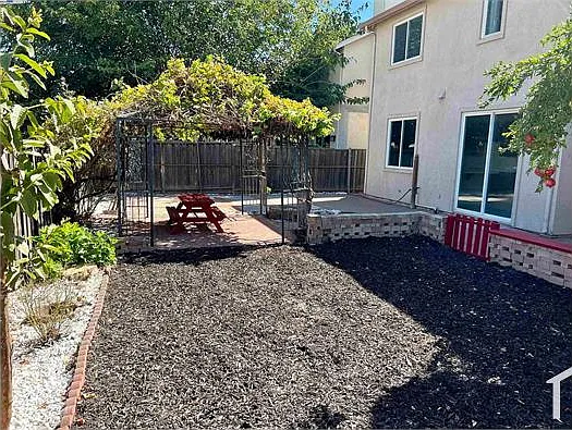 821 Tulare Dr — Photo 30