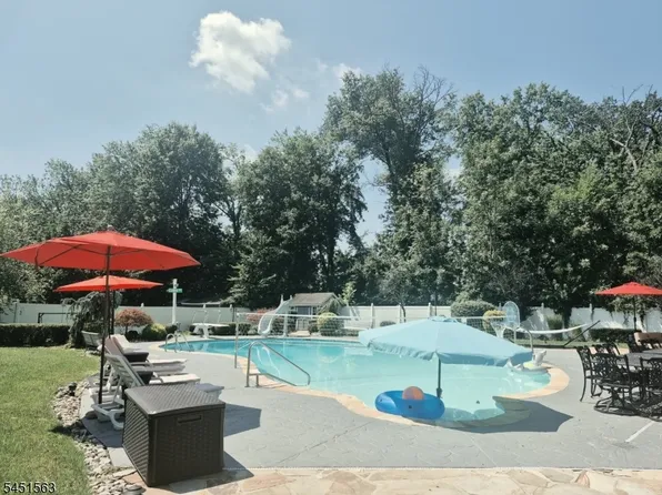 196 Hawthorne Dr, Clark Twp., NJ 07066
