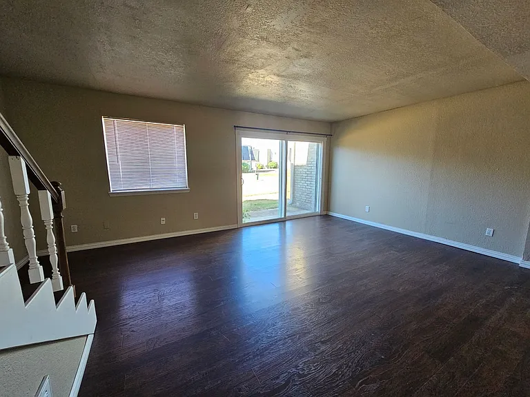 216 Justin Dr — Photo 2
