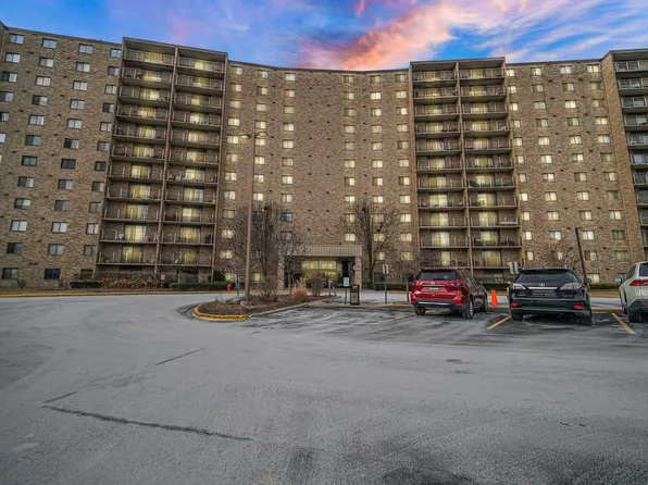 6340 Americana Dr APT 120, Willowbrook, IL 60527