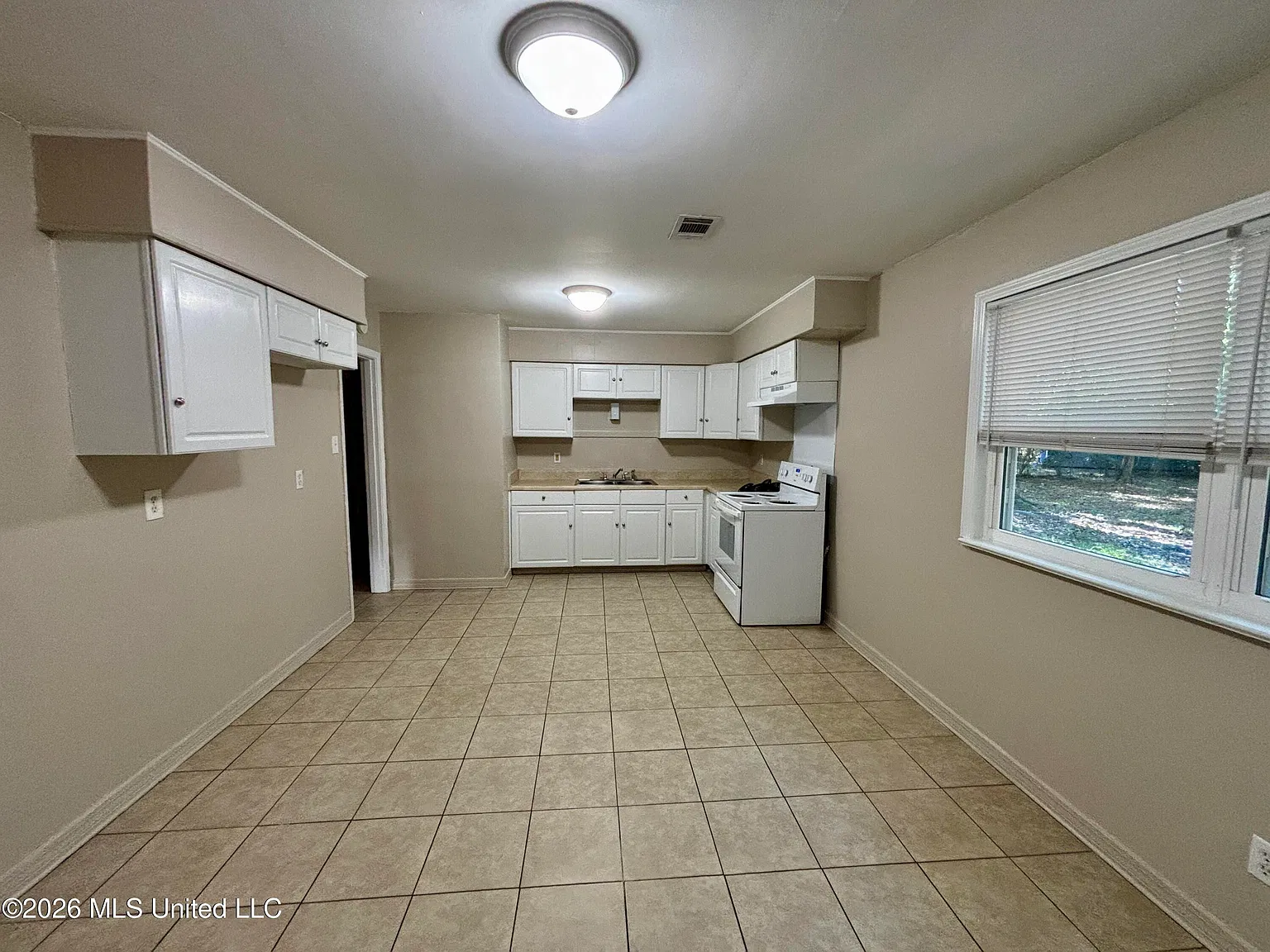 3 bed, 1.5 bath, 1140 sqft, $1,400 — Photo 2