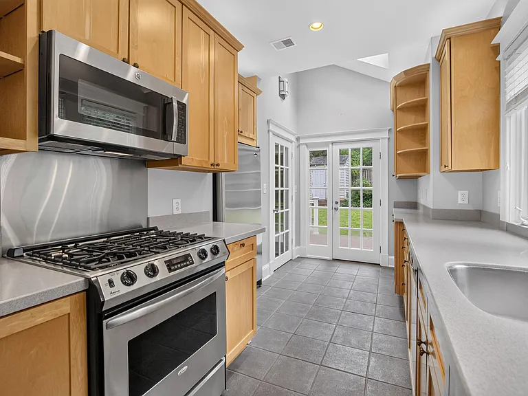 7013 Maple Ave — Photo 8