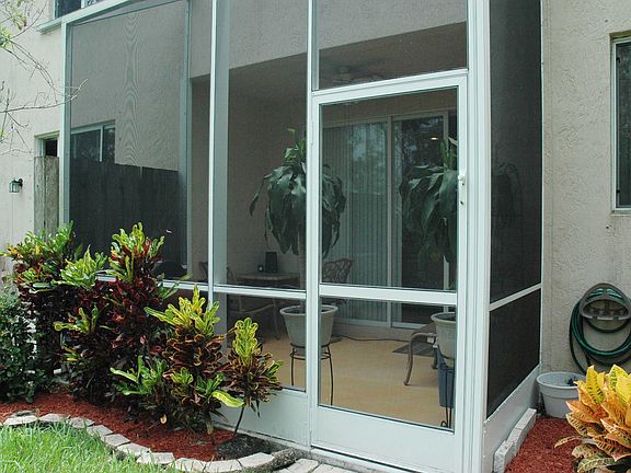 Screened-in Patio w/fan