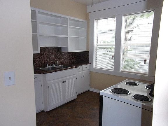5th image of 810 Dartmoor St N APT 1