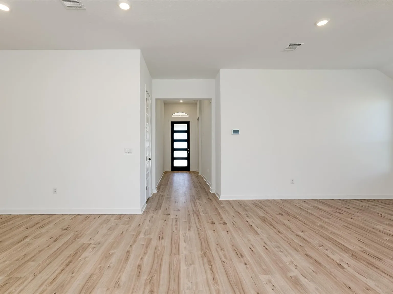 3 bed, 2.0 bath, 1971 sqft, $2,200 — Photo 3