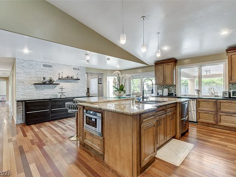 7001 Alamitos Cir — Photo 20