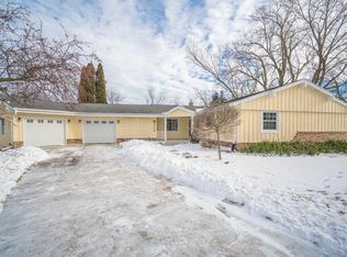 3190 Old Lantern Ct, Brookfield, WI 53005