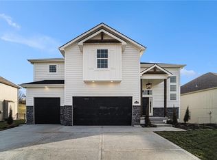 7032 Glenn Ln, Parkville, MO 64152