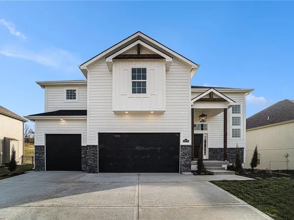 7032 Glenn Ln, Parkville, MO 64152