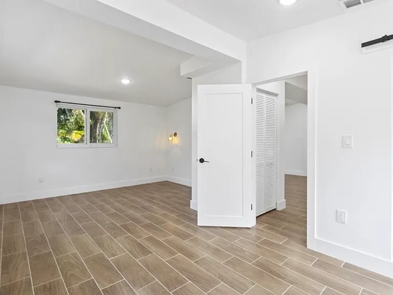 Barbizon Ln — Photo 8