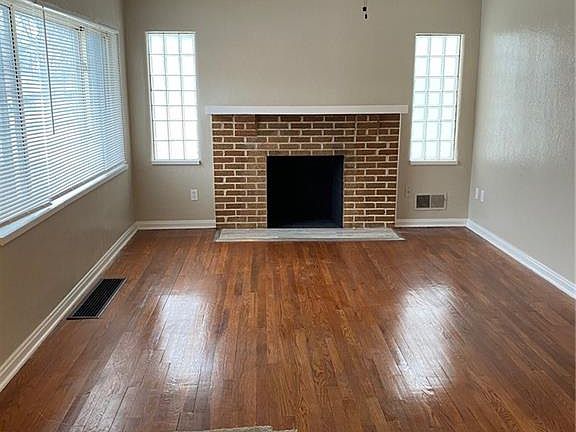 3rd image of 2463 Woodway Ave