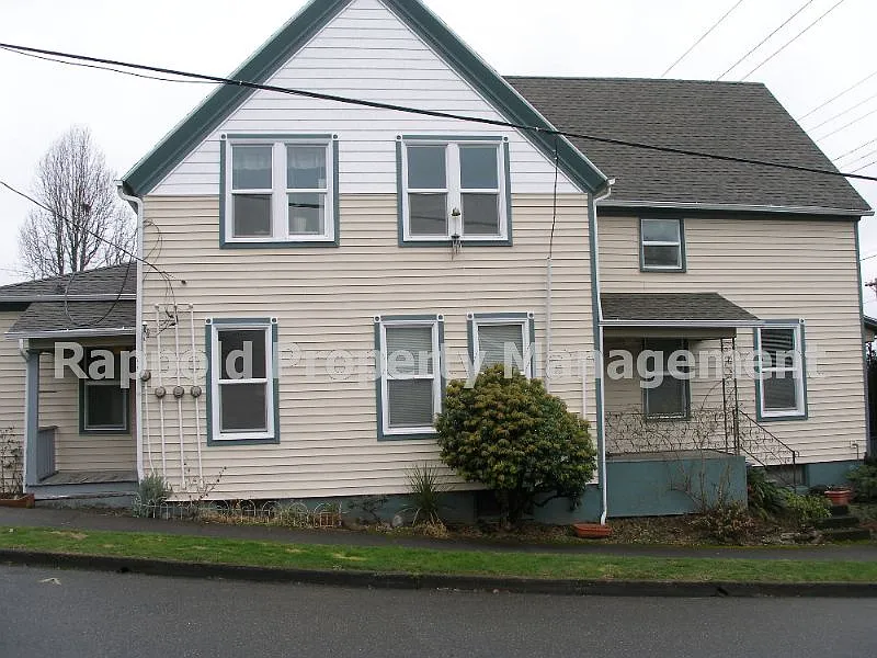 5452-5458 SE Stark St photo 1