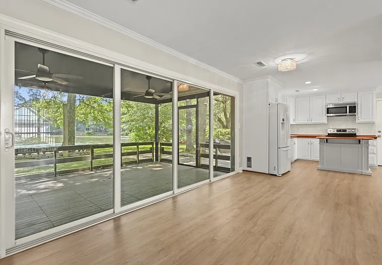 1382 Center Lake Dr — Photo 20