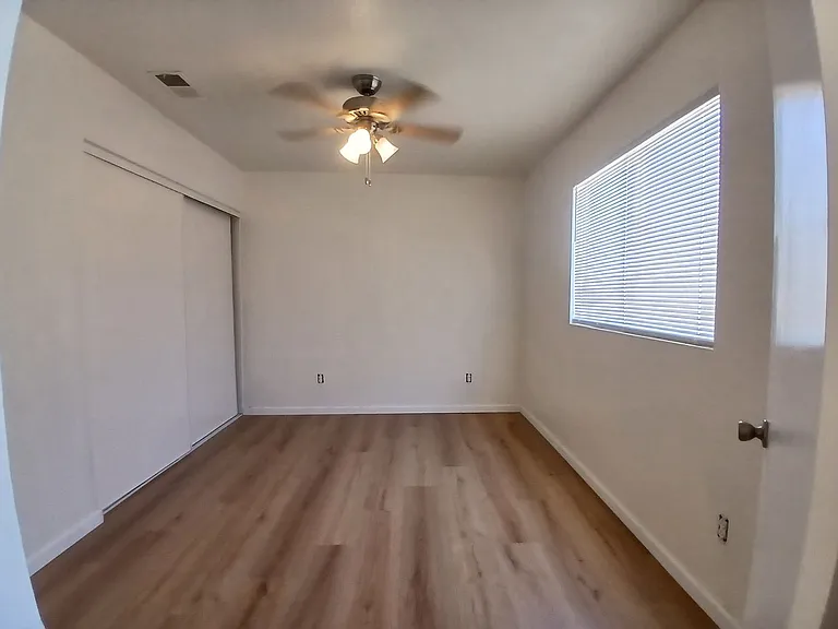 813 Steven St — Photo 12