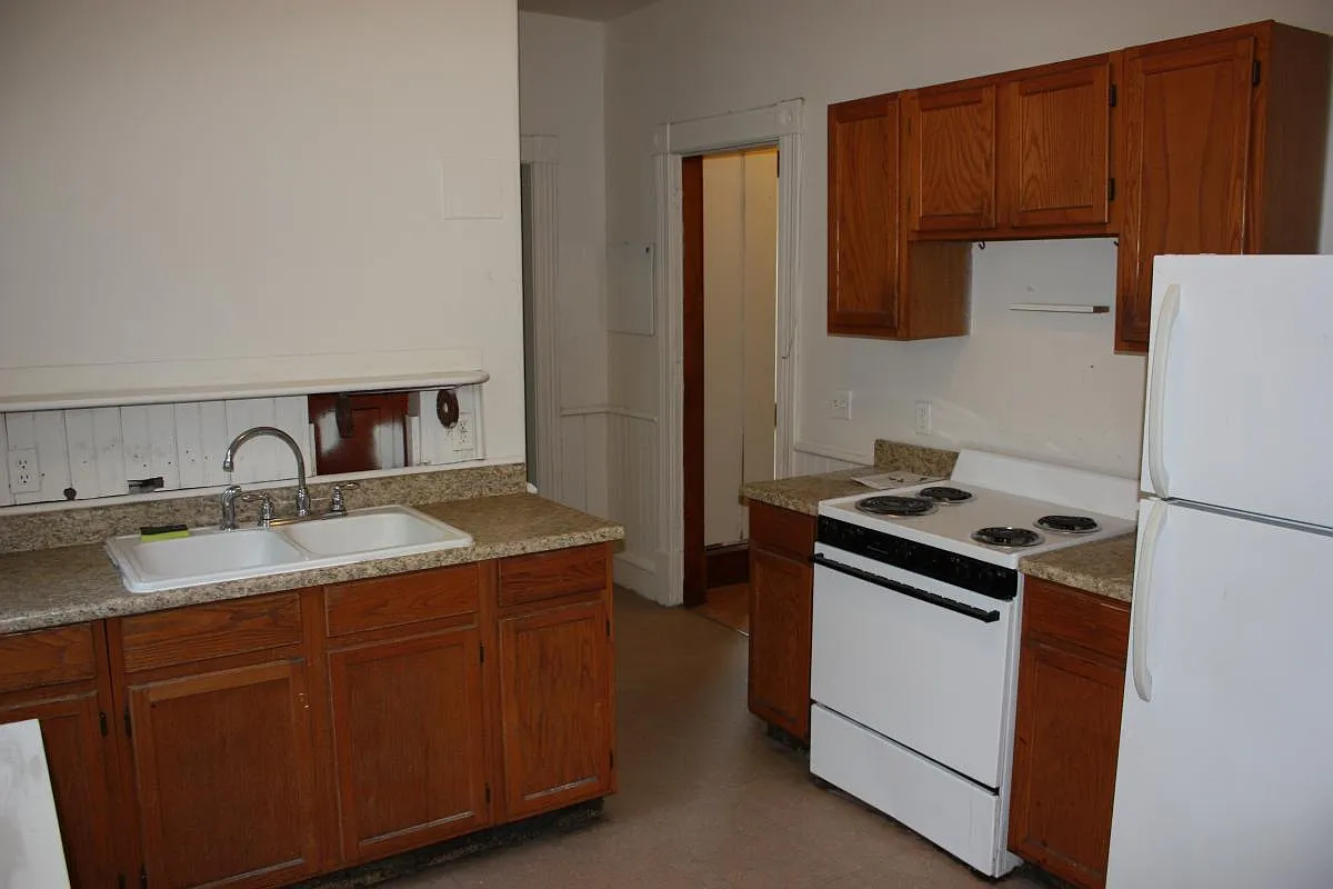 4 bed, $4,100 — Photo 1