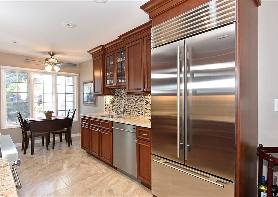 1st image of 20 Pond Ln