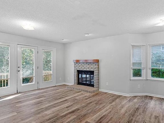 3rd image of 524 Brent Rd