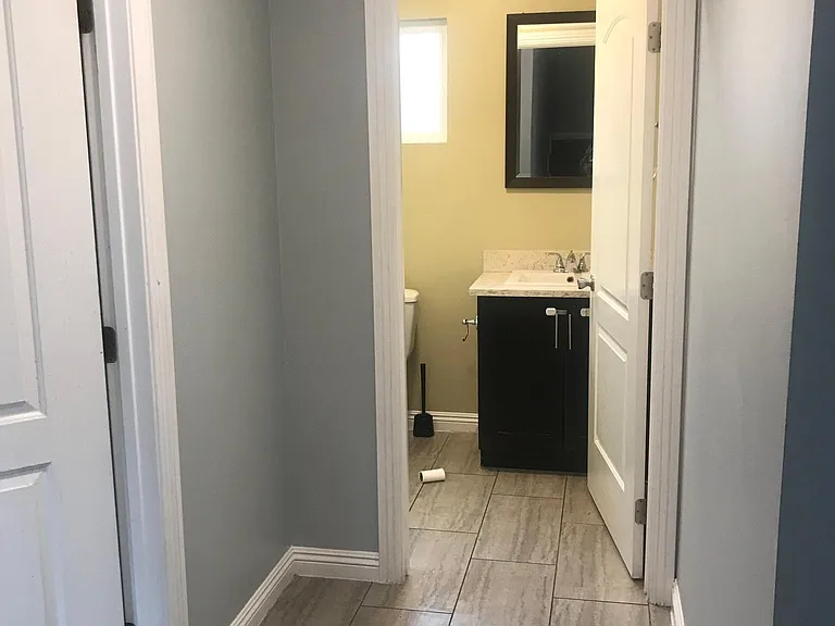 827.5 W 62nd Pl — Photo 8