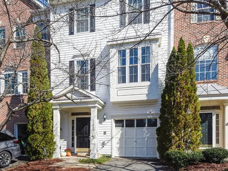 21682 Kings Crossing Ter — Photo 1