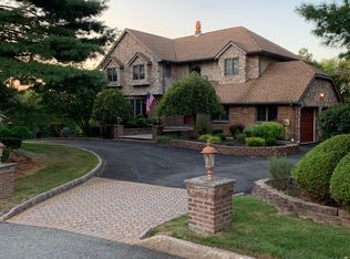 21 Grenadier Dr, Mahwah, NJ 07430