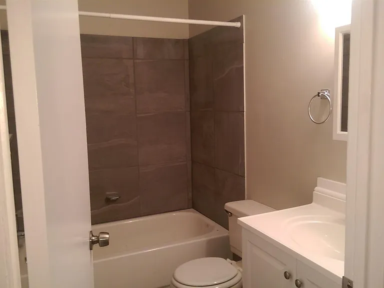 342 E Webster St — Photo 5