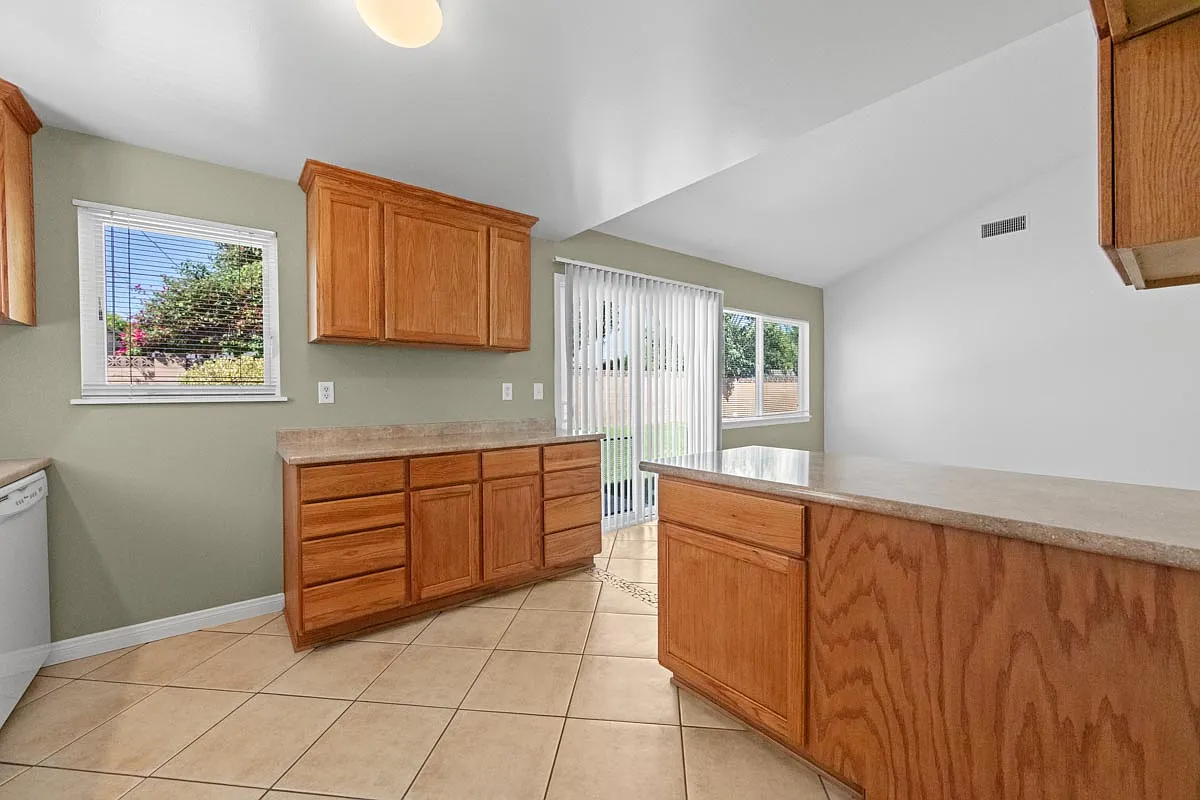4 bed, 1717 sqft, $3,895 — Photo 3