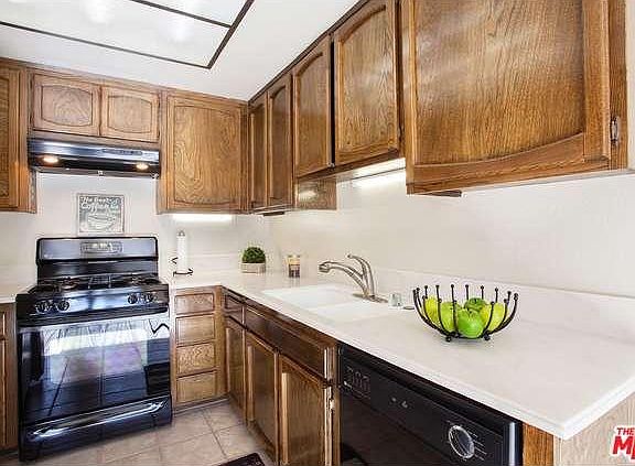 4th image of 17914 Magnolia Blvd Unit 319