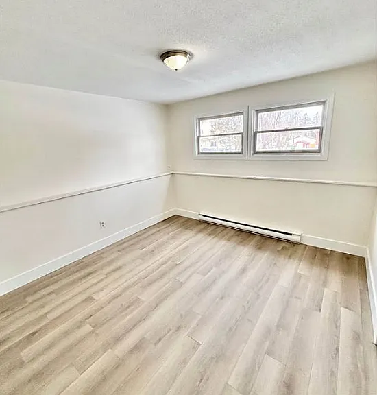 114 Clarence Ave — Photo 6
