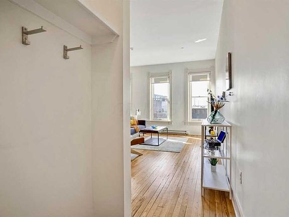 3rd image of 463 N High St APT 3C