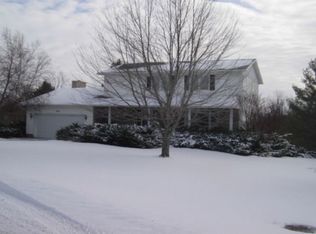 906 18th St, Viola, IL 61486