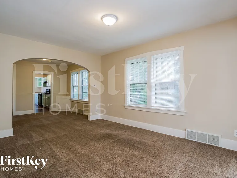 1217 Hickory St — Photo 3