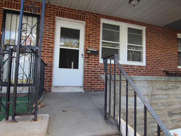 226 Linton St — Photo 2