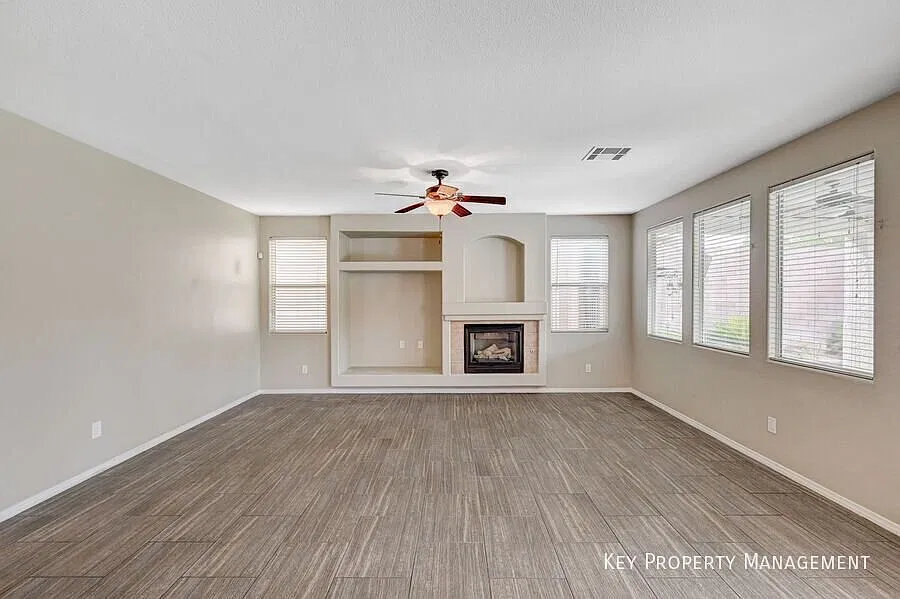 Exquisite 5 Bedroom Home in a Guard-Gated Henderson Community — Photo 4