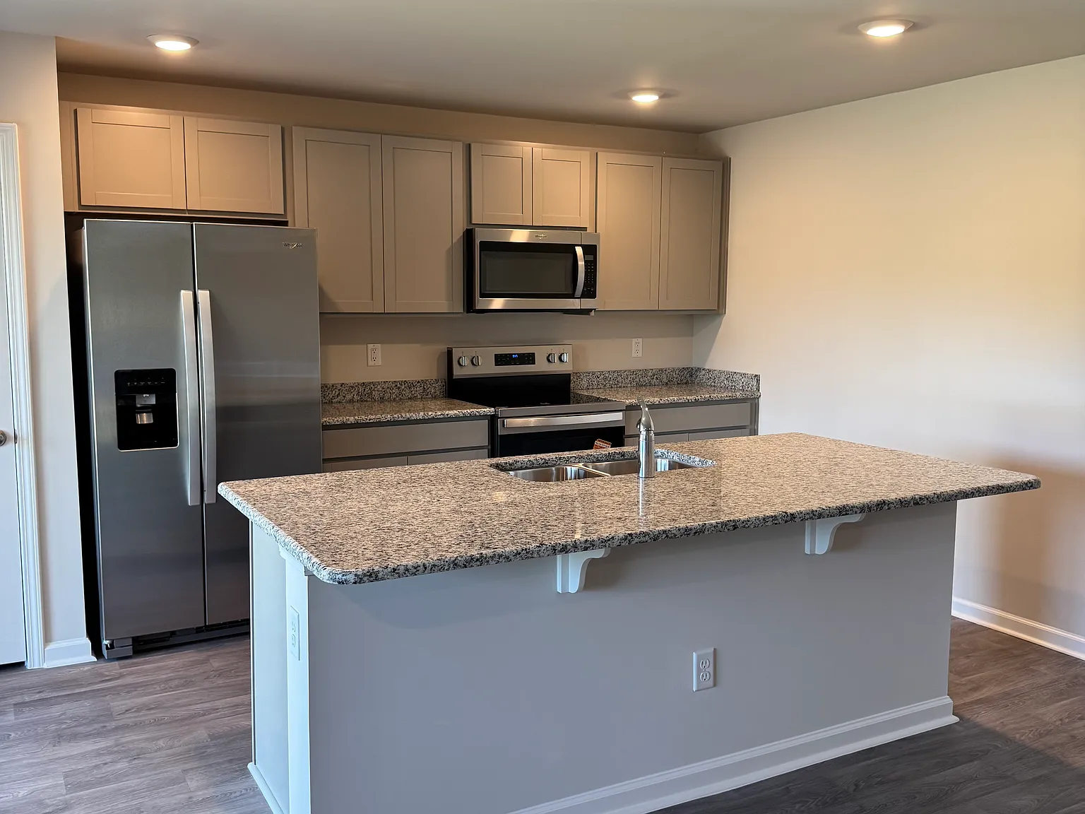 3 bed, 1475 sqft, $2,100 — Photo 3