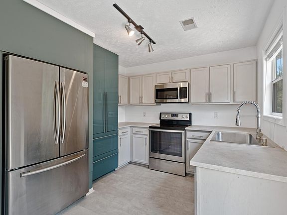 4th image of 2647 Sutherland Dr
