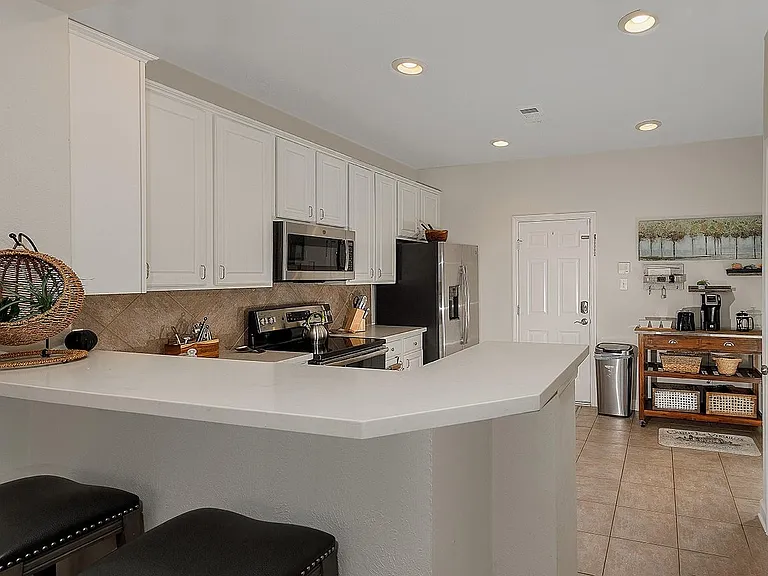 174 N Valley Oaks Cir — Photo 9