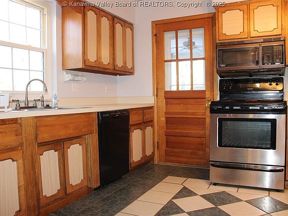 5th image of 1404 Village Dr